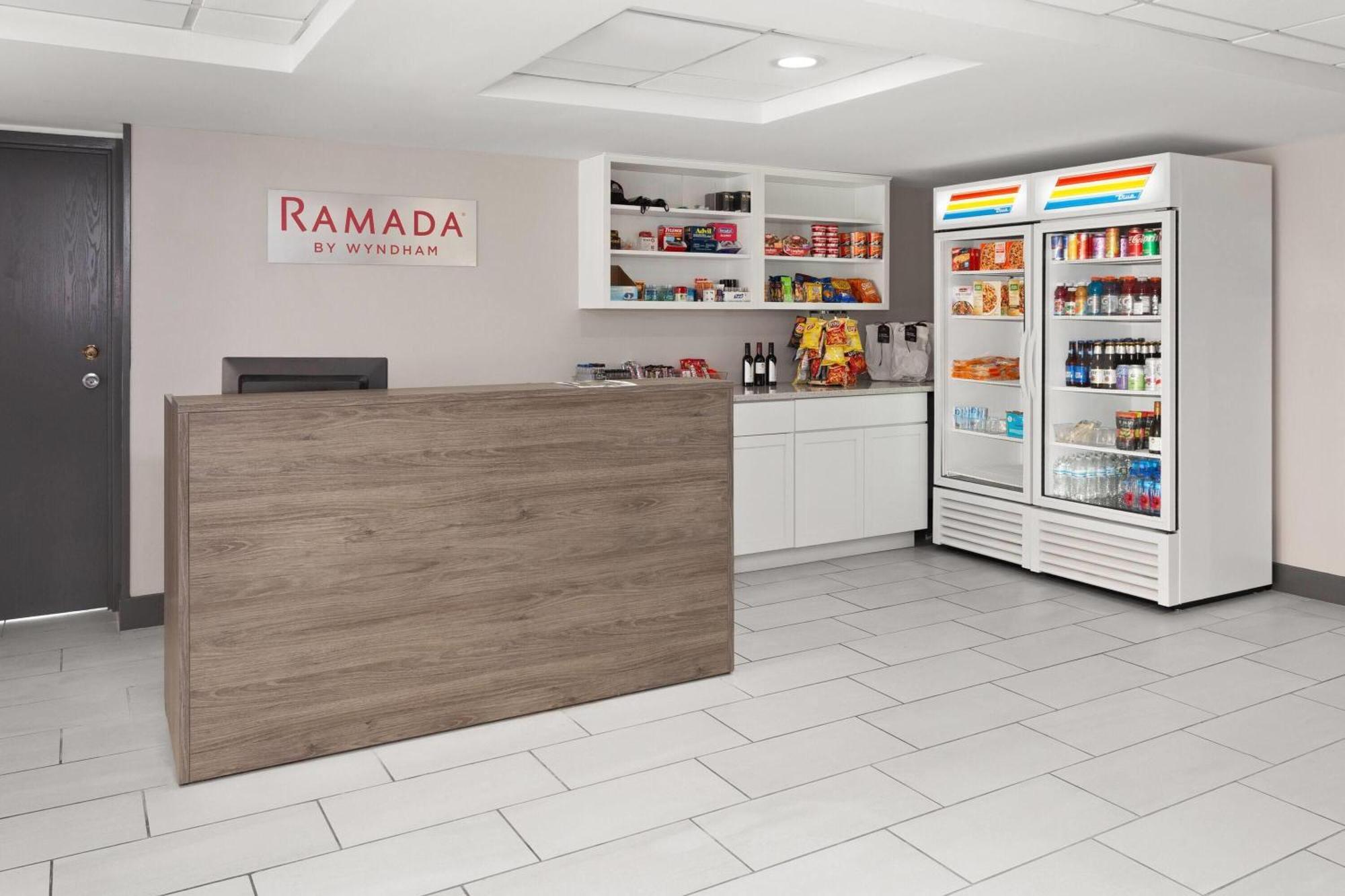 Ramada By Wyndham Milwaukee Hotel Exterior photo
