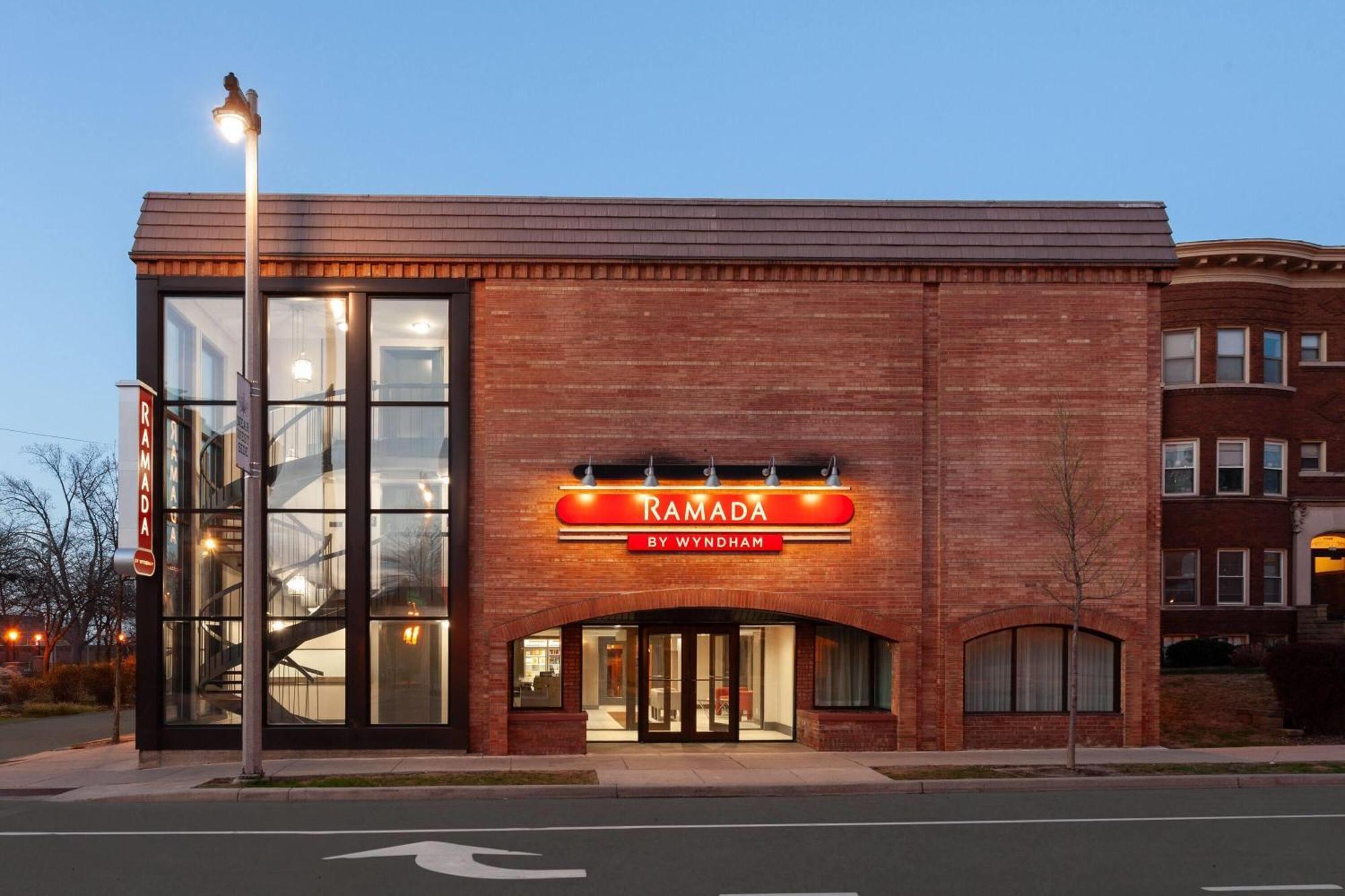 Ramada By Wyndham Milwaukee Hotel Exterior photo