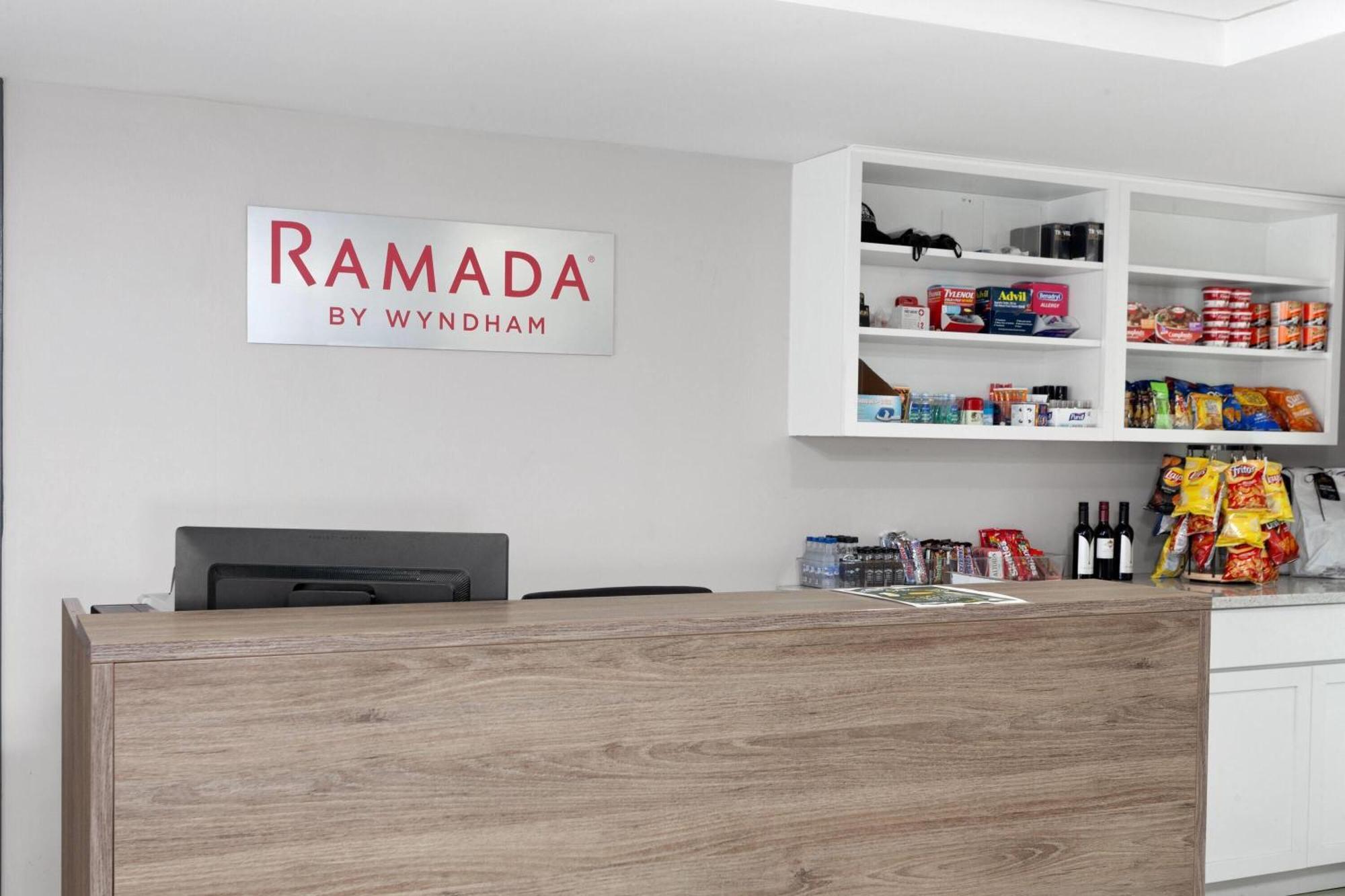 Ramada By Wyndham Milwaukee Hotel Exterior photo