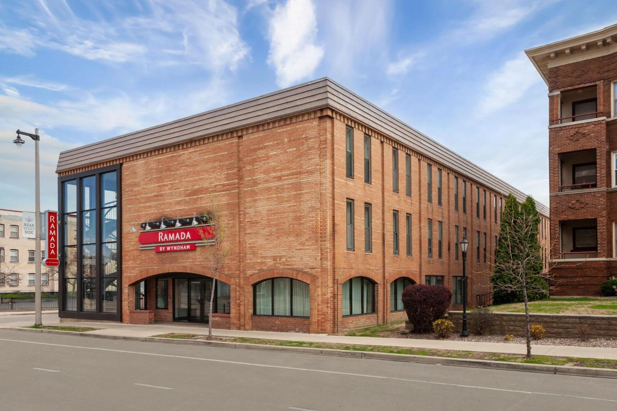 Ramada By Wyndham Milwaukee Hotel Exterior photo