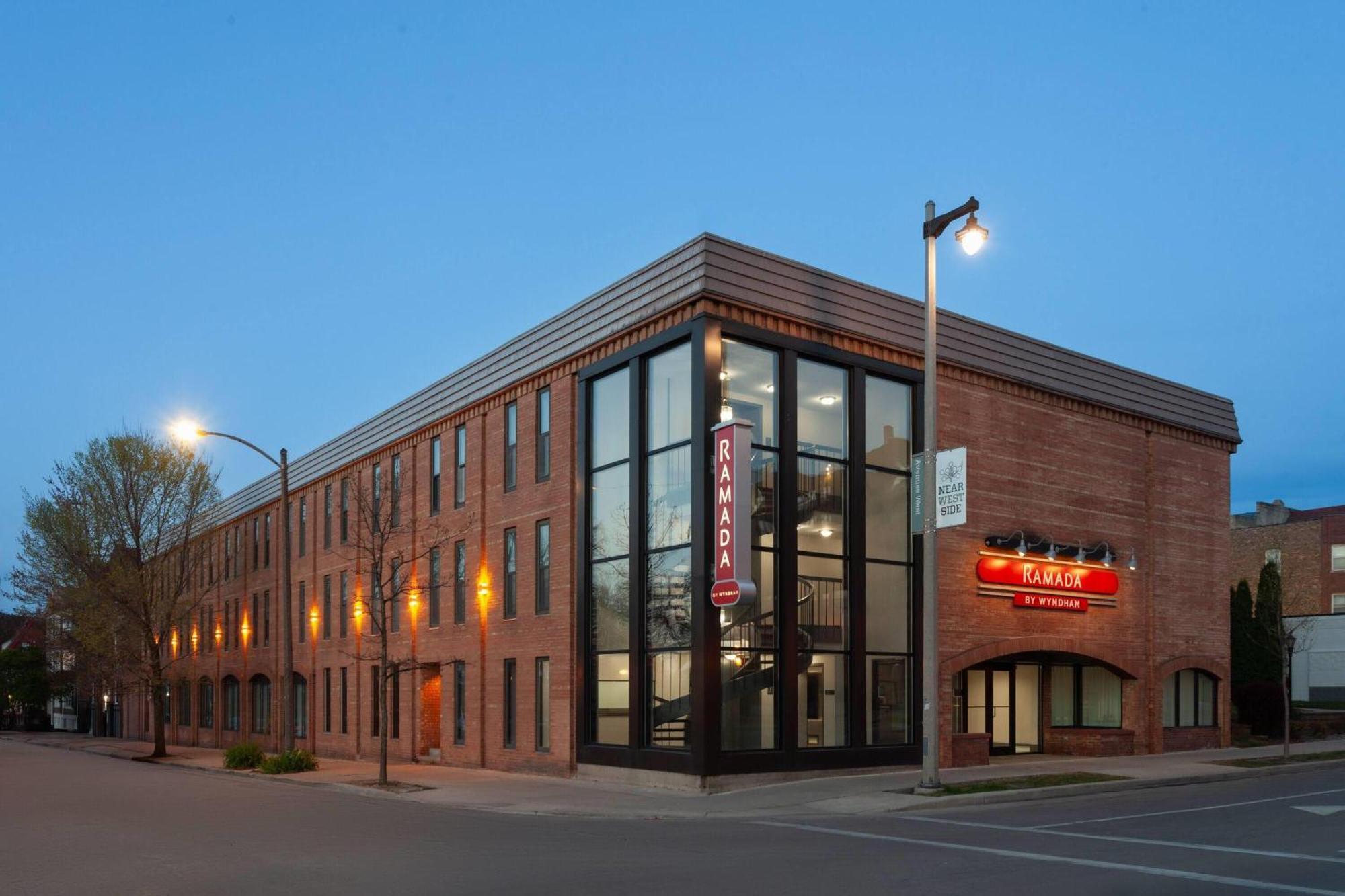 Ramada By Wyndham Milwaukee Hotel Exterior photo